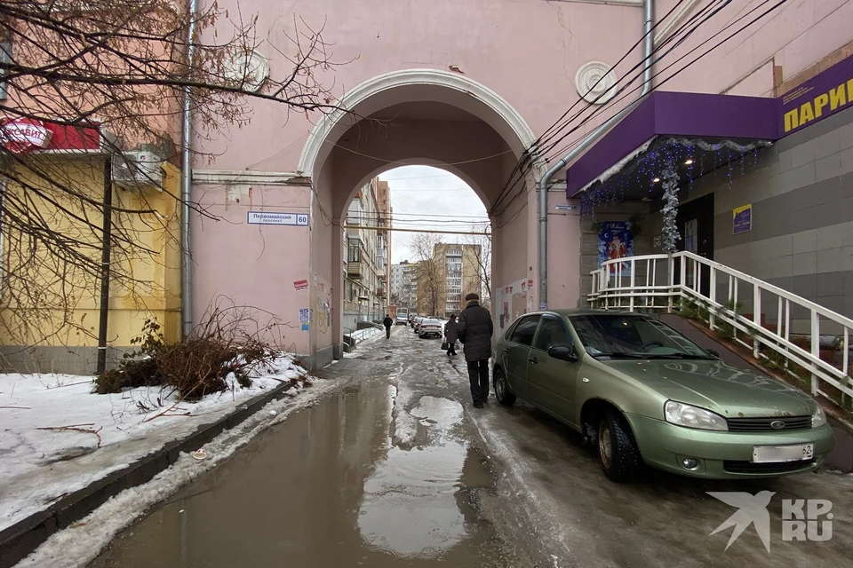 «Дорога Губерниева» во двор дома №60 по Первомайскому проспекту.