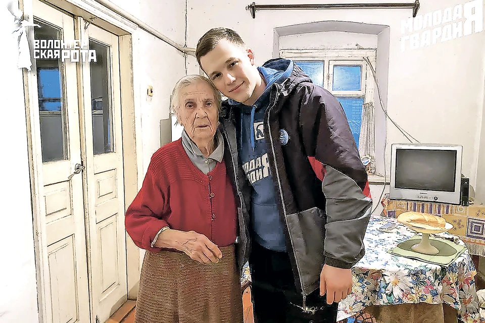 92-летнюю пенсионерку из Мелитополя взяли под свое шефство волонтеры. Фото: Телеграм-канал «Молодой Гвардии» в Запорожской области