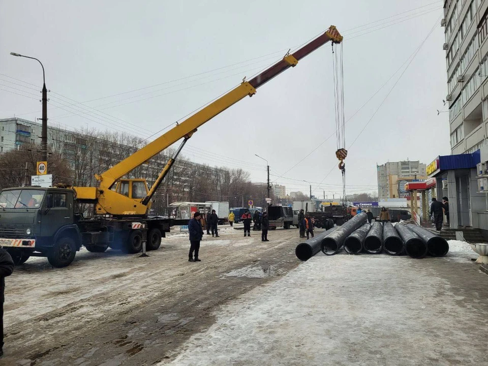 На месте аварии начались работы по строительству нового участка канализации бестраншейным способом