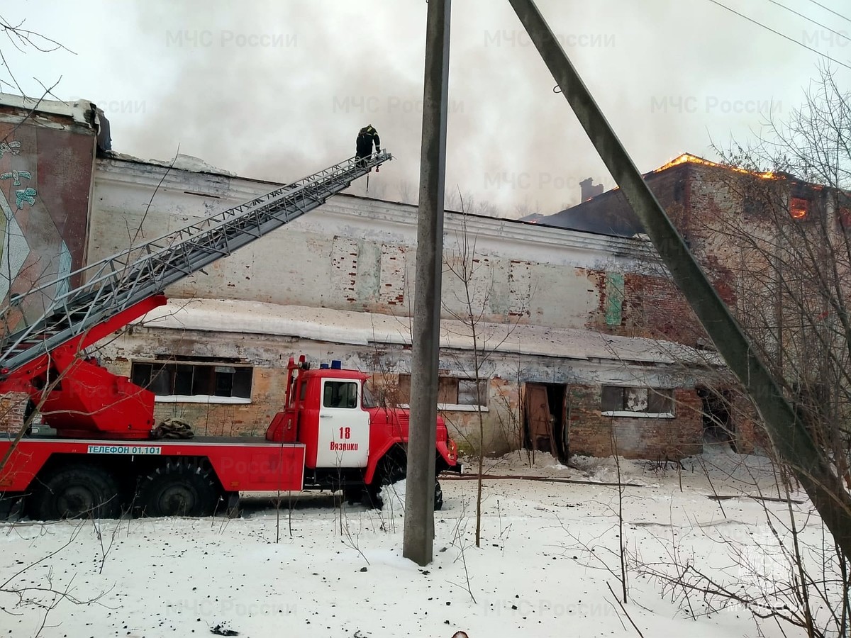 В Вязниках ликвидирован крупный пожар в заброшенном здании - KP.RU