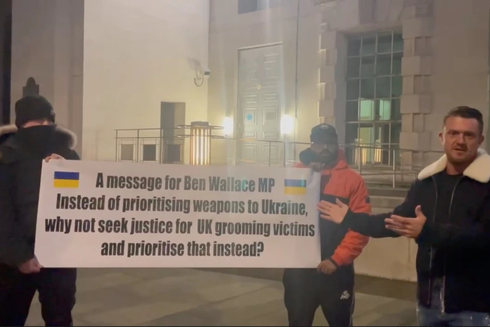 Группа активистов разных рас вывесила плакат с требованием прекратить британскую военную поддержку в адрес Киева. Фото: стоп-кадр видео