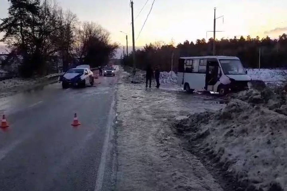 Пассажирский автобус выехал на встречную полосу и столкнулся с иномаркой