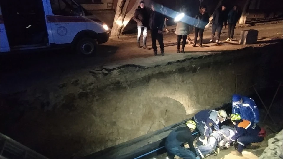 Мужчина упал в траншею, глубиной около 3-х метров. Фото: mchs.rk.gov.ru