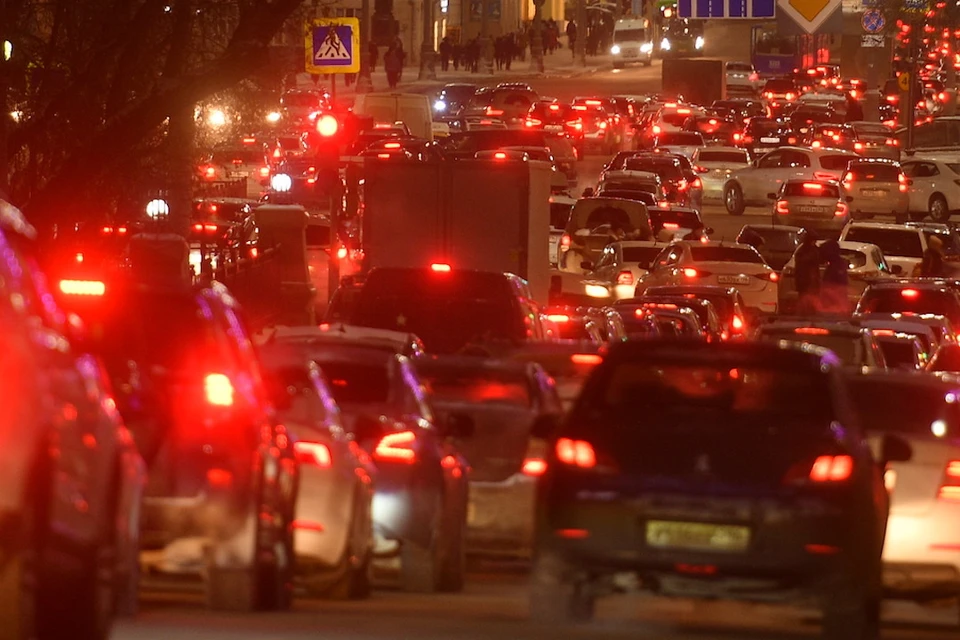 Город стал в пробках из-за пожара на улице Станционной в Новосибирске 26 декабря 2022 года.
