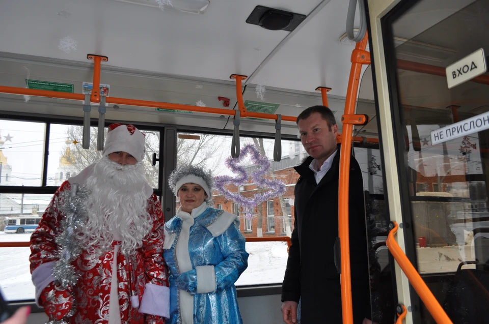 Пассажирам дарят не только новогоднее настроение, но еще и мандарины