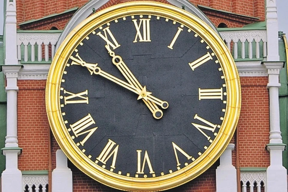 Часы стрелками московское время