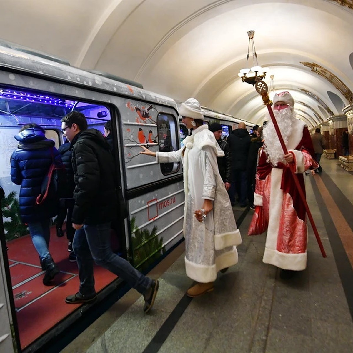 Метро, МЦК и наземный транспорт Москвы в новогоднюю ночь будут работать  бесплатно - KP.RU