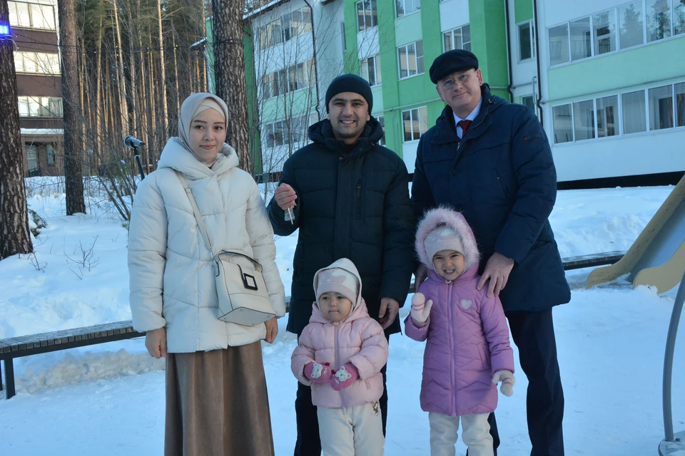 Семье хирурга из Березовского передали ключи от двухкомнатной квартиры. Фото: департамент информационной политики Свердловской области