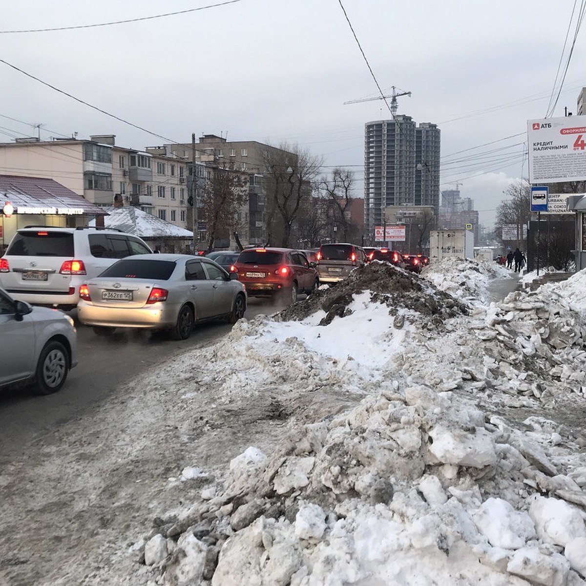 Последствия снегопада во Владивостоке 28 декабря 2022 года: пробки, жалобы,  плохо убрали снег - KP.RU