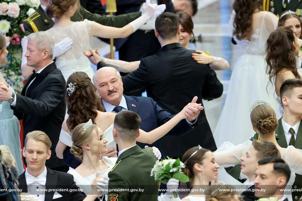 Лукашенко принял участие и станцевал на новогоднем балу для молодежи во Дворце Независимости. Фото: president.gov.by