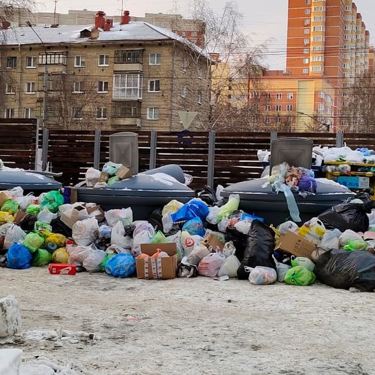 Это Эверест из мусора»: новосибирцы жалуются на горы отходов во дворе дома  на Дуси Ковальчук - KP.RU