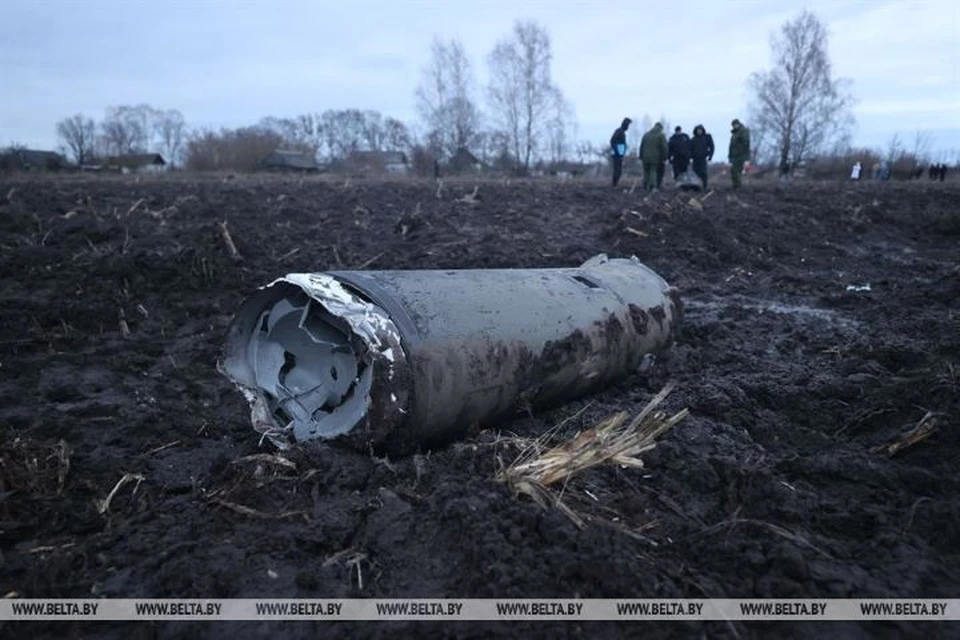 Жители услышали сильный взрыв, а потом увидели куски ракеты в поле за деревней. Фото: БелТА