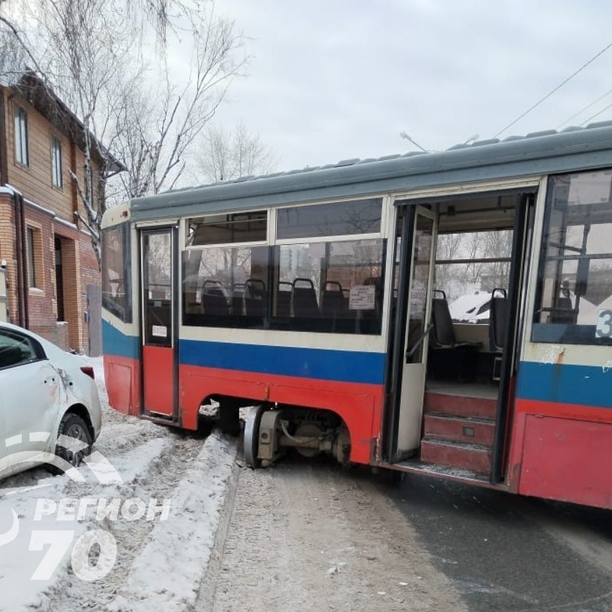 В Томске трамвай сошел с рельсов и задел легковой автомобиль - KP.RU