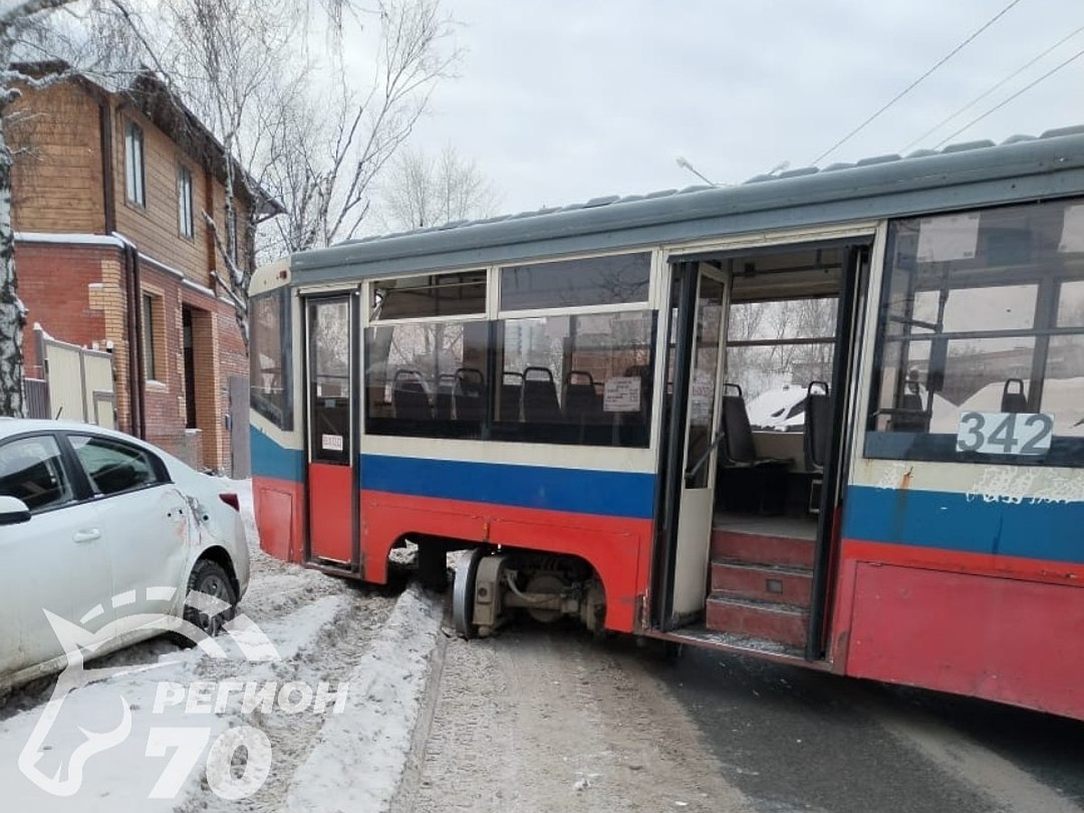 В Томске трамвай сошел с рельсов и задел легковой автомобиль - KP.RU