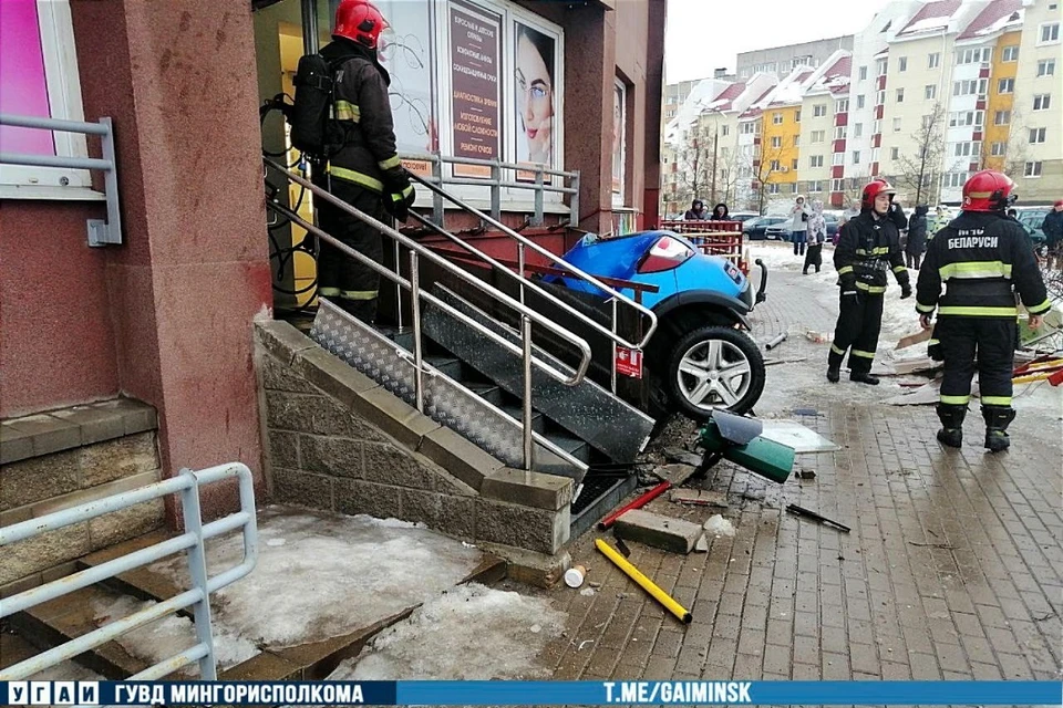 80-летний водитель "Рено" перепутал педали. Фото: УГАИ ГУВД Мингорисполкома