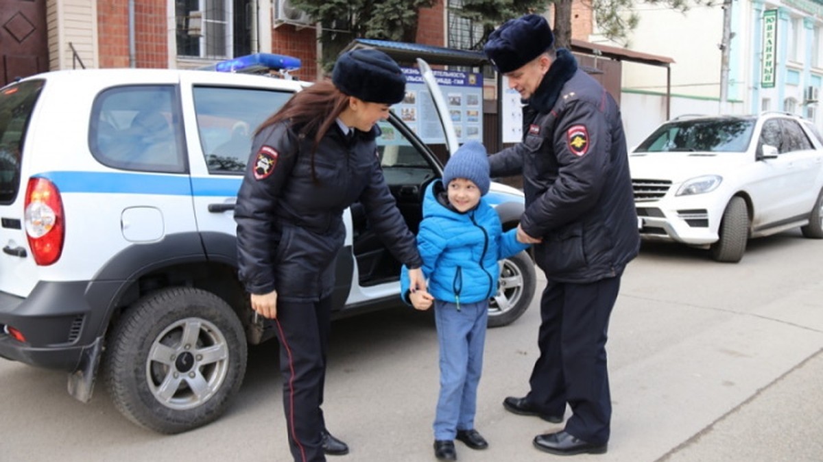 Первоклашку увезли в полицию под Новый год: донские стражи порядка  исполнили мечту мальчика, оставшегося без мамы - KP.RU