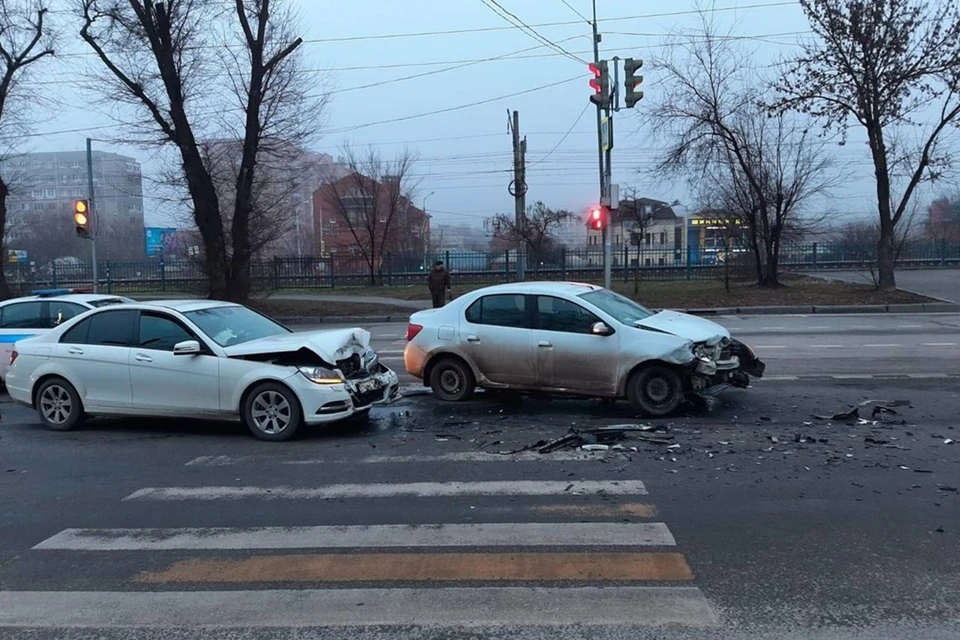 Автомобили столкнулись на улице Нансена. Фото: отдел пропаганды ГИБДД по Ростовской области.