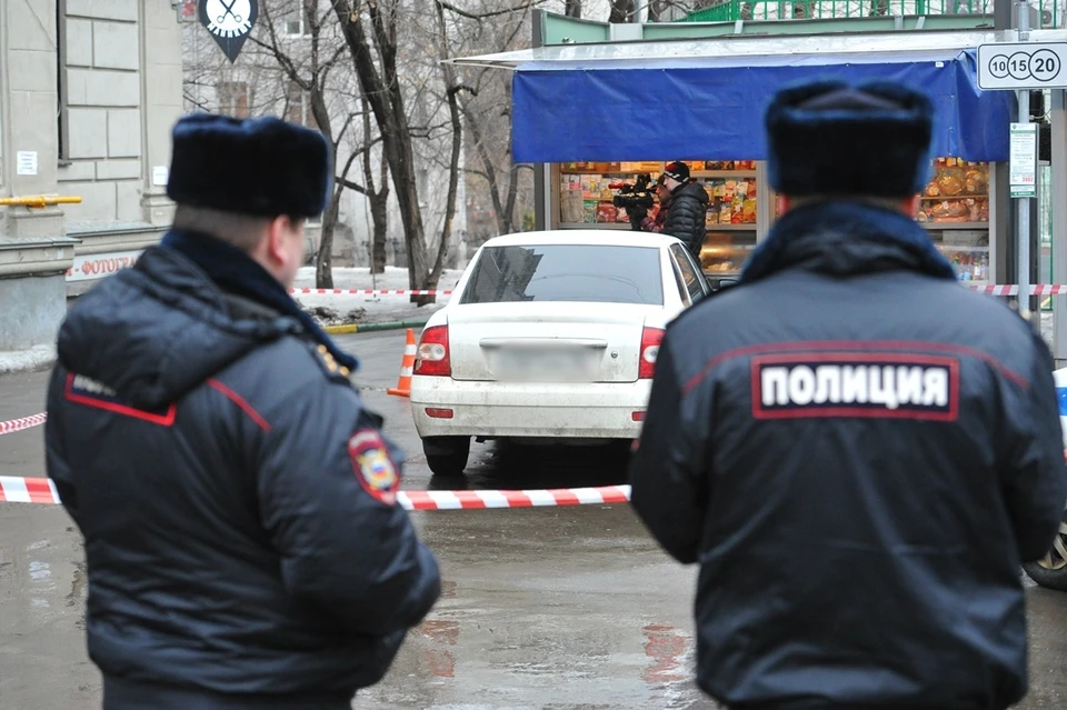 Тела двух человек достали из затонувшего автомобиля.