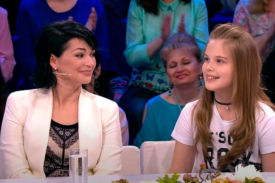 Юлия Абдулова с дочерью Евгенией. Фото: кадр программы «Сегодня вечером», Первый канал.