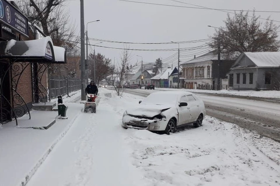 На городских улицах очистка от снега идет круглосуточно