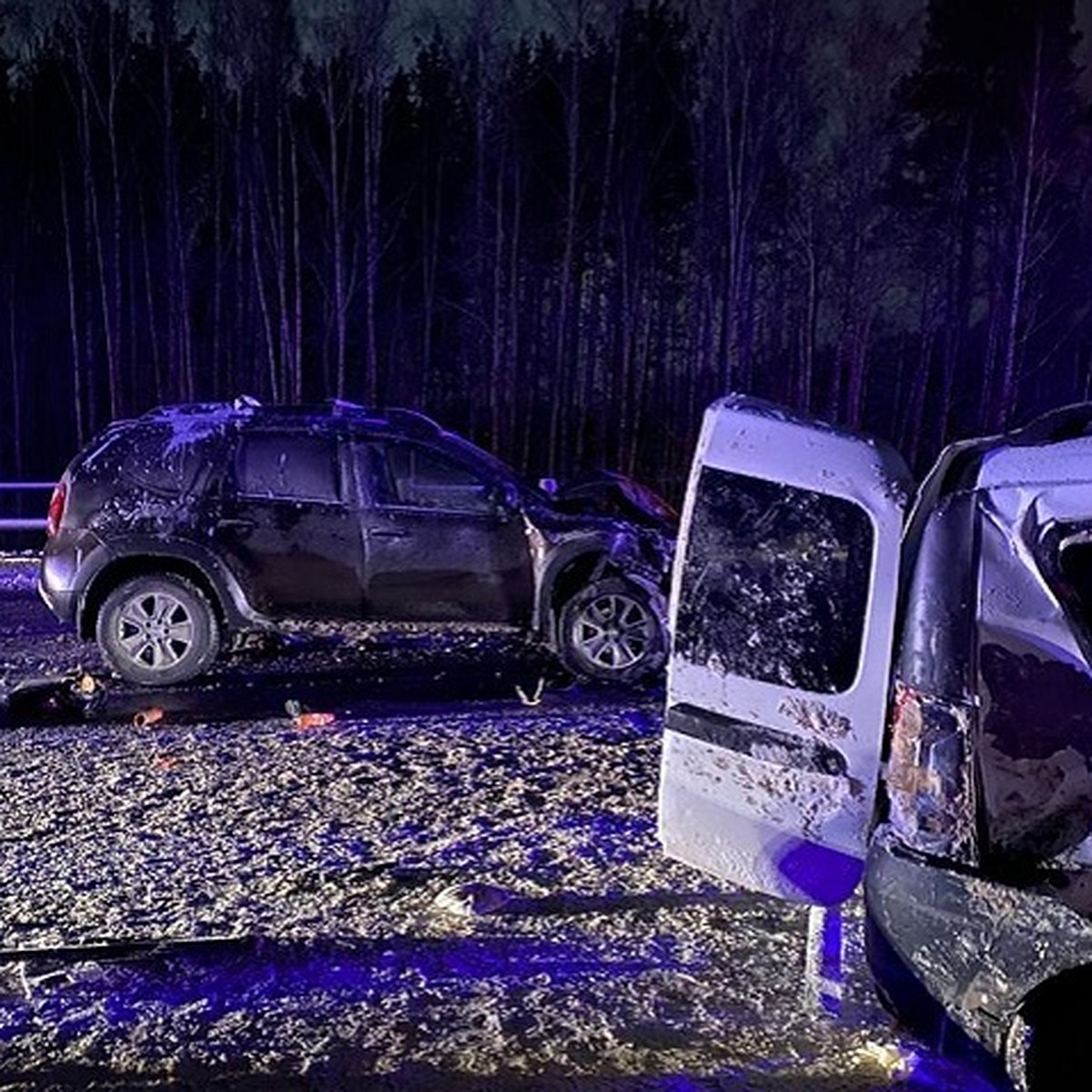 В страшном ДТП под Екатеринбургом с двумя легковушками погибли ребенок и  молодая девушка - KP.RU