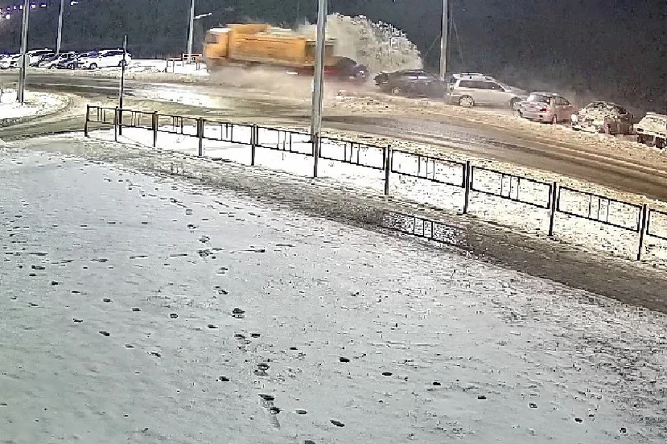 "Шакман" пронесся вдоль припаркованных авто и остановился после того, как снес 9 легковушек. Фото: стоп-кадр с видео