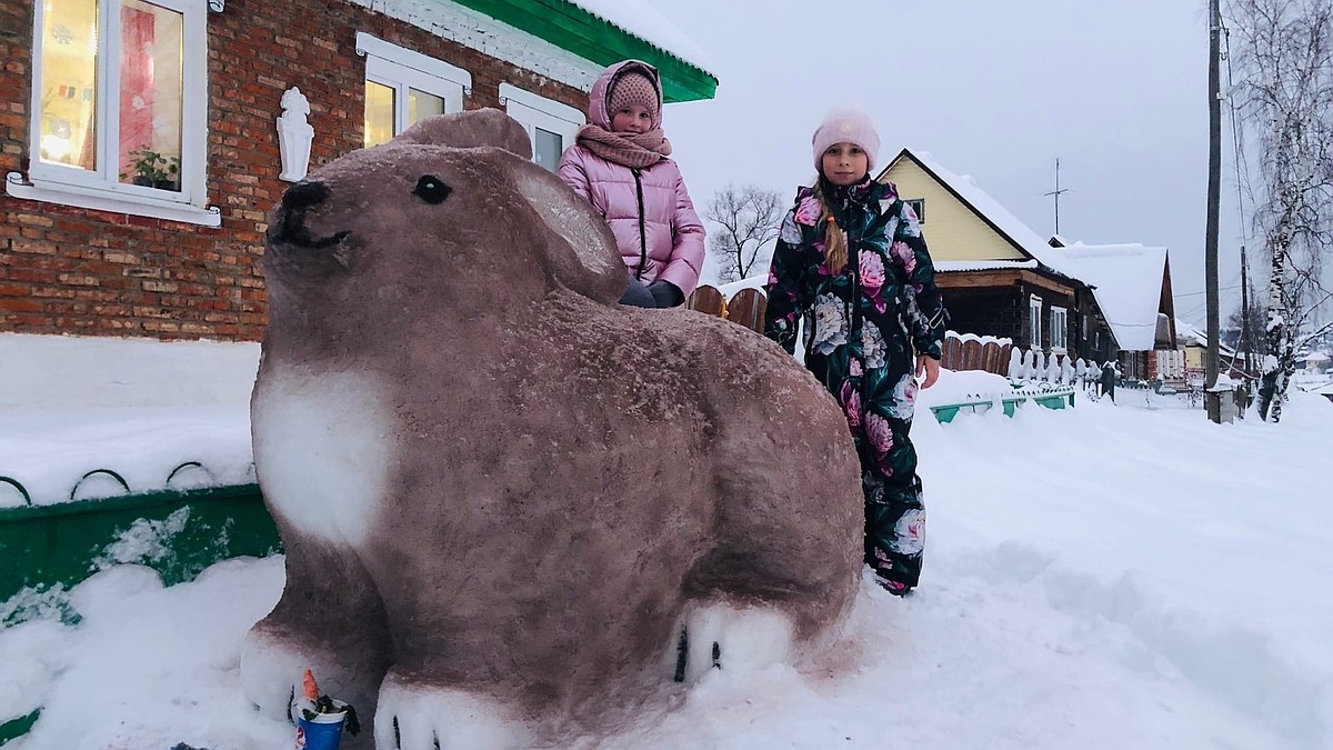 Гигантский кролик из снега и трехметровый снежный жираф. Жители Прикамья  сами лепят новогодние скульптуры - KP.RU