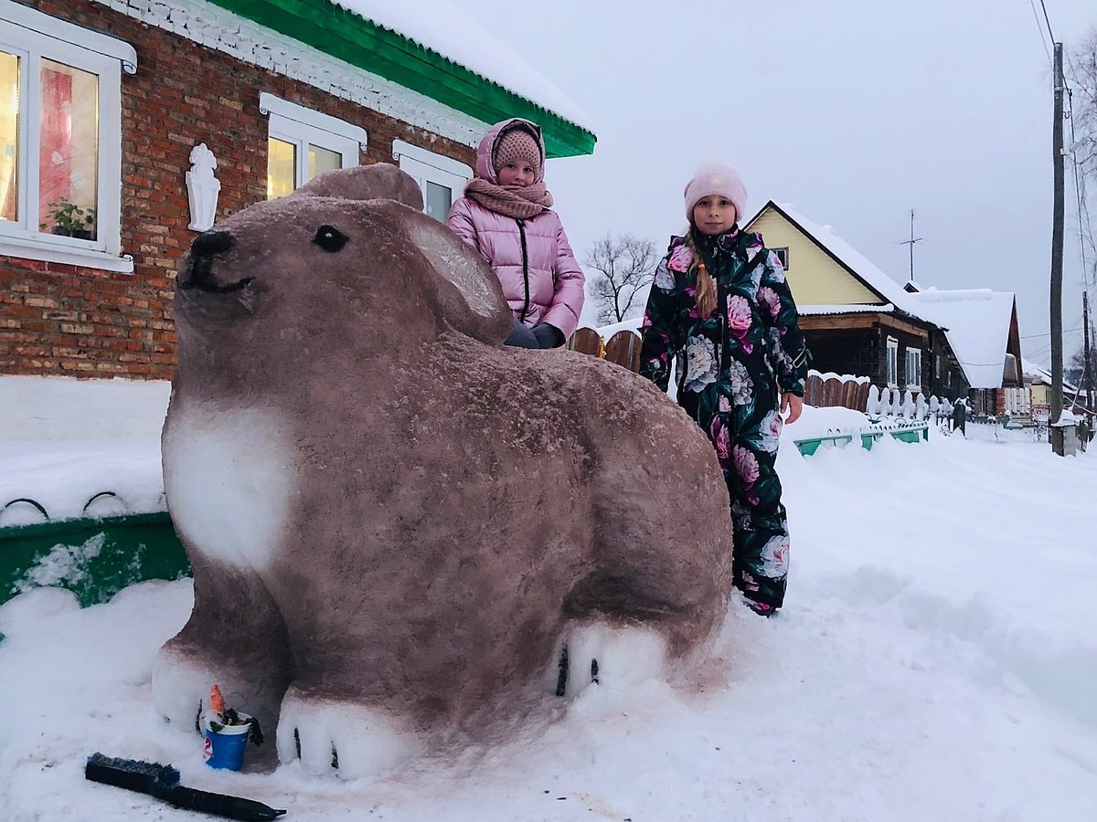 Гигантский кролик из снега и трехметровый снежный жираф. Жители Прикамья  сами лепят новогодние скульптуры - KP.RU