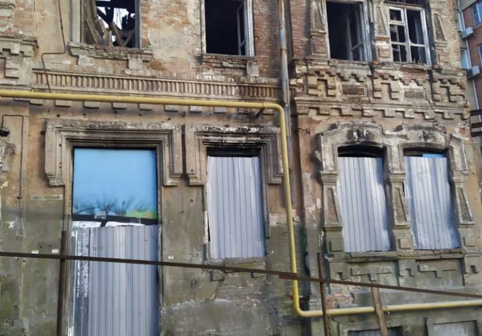 В историческом здании заколотили окна. Фото: пресс-служба администрации Ростова