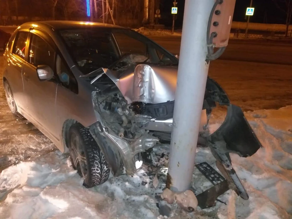 «Обняла» машиной столб: в Хабаровске женщина попала в больницу в результате ДТП