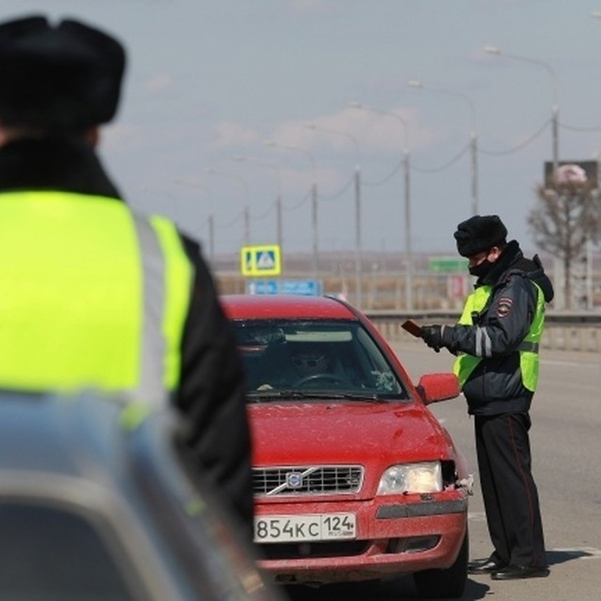 С мигалками и сиренами: полицейский помог рожающей добраться в роддом по  пробкам в Ялте - KP.RU