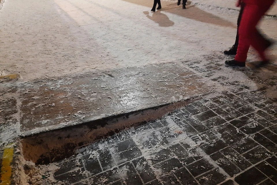 Новосибирцы пожаловались на обледеневшие входы в метро.