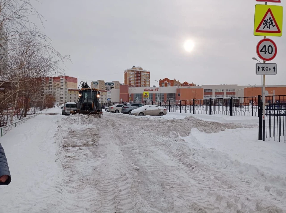 Малогабаритная техника убирает снег в скверах и парках