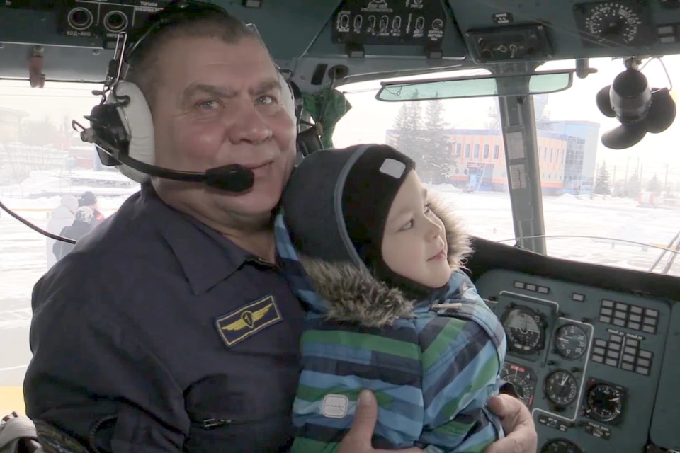 4-летний Ян Васильев мечтал полетать на вертолете. Фото: стоп-кадр видео МЧС России
