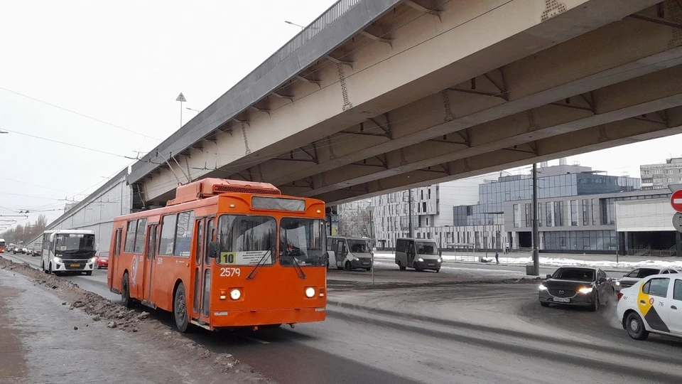 Троллейбусы №4 и №14 в Нижнем Новгороде встали из-за обрыва проводов.