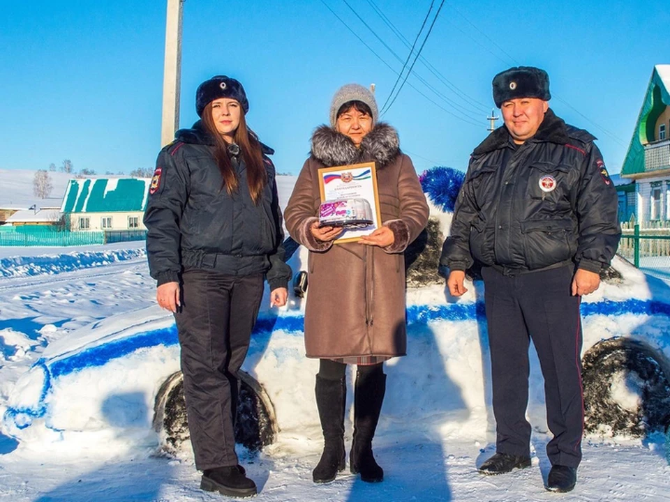 «Ледяной экипаж ДПС» дежурит в селе Новобайрамгулово в Учалинском районе Башкирии. Фото: ГИБДД по РБ