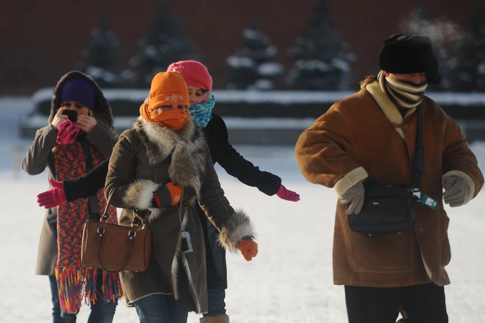 В морозную погоду лучше одеваться как можно теплее.