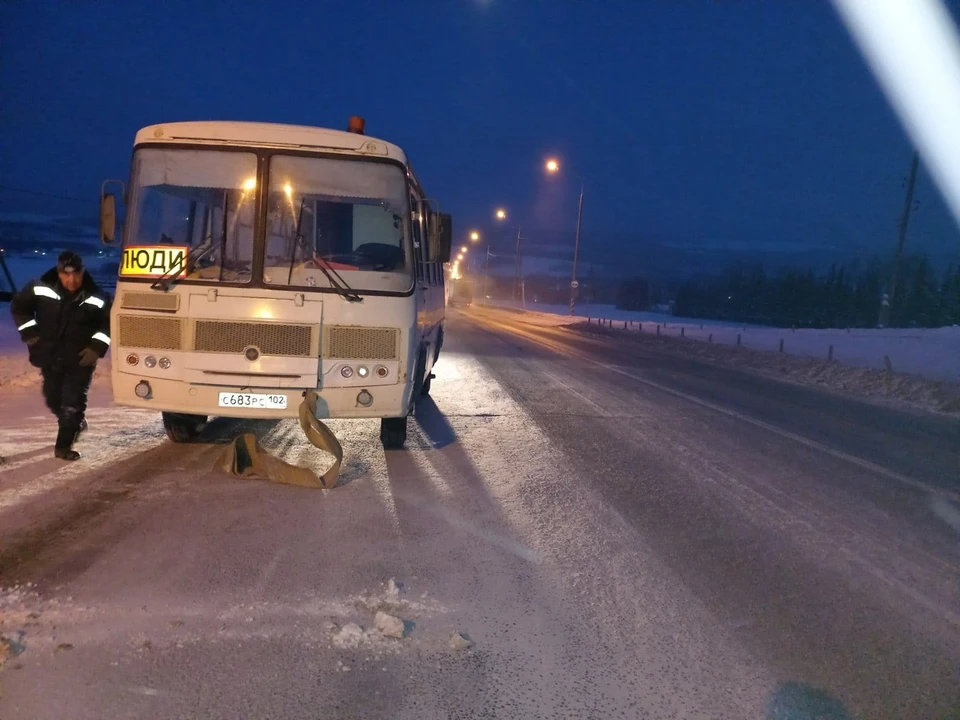 Водителю автобуса помогли сотрудники ДПС. Фото: ГИБДД по Челябинской области