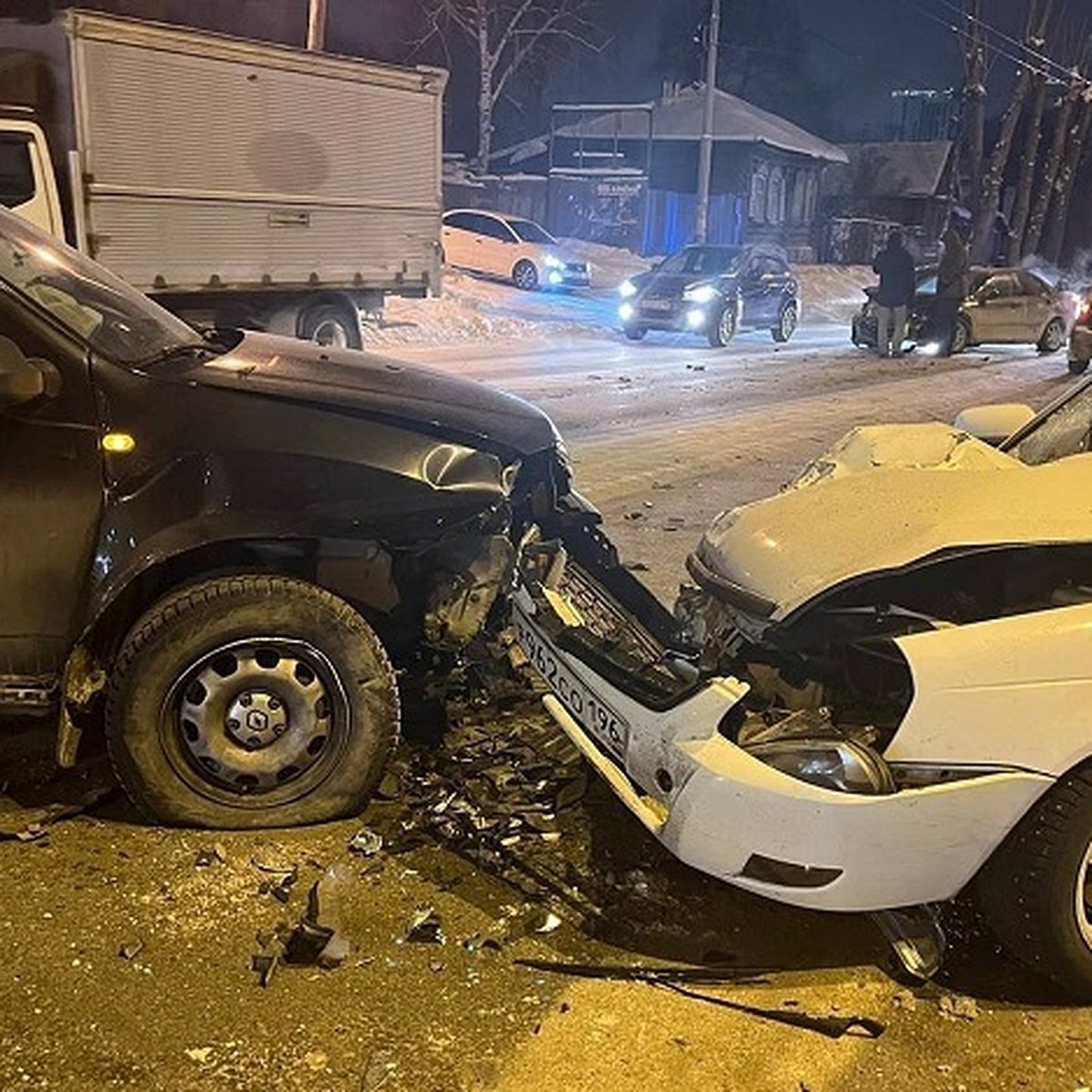 В Екатеринбурге на Щербакова в ДТП с тремя легковушками пострадал человек -  KP.RU