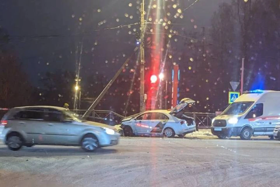 Две машины попали в жесткое ДТП на красном светофоре в Петербурге