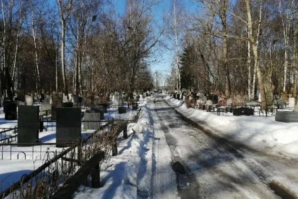 Кладбища в Ярославле с нагрузкой уже не справляются.