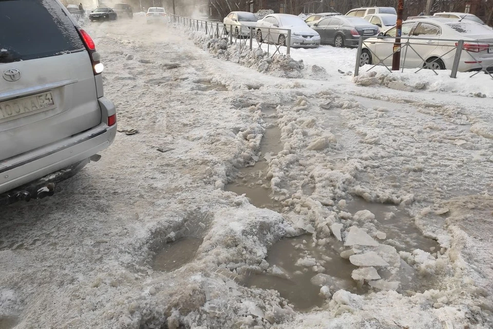На дороге образовалась ужасная каша с замерзшими ледяными буграми. Фото: предоставлено «АСТ-54»