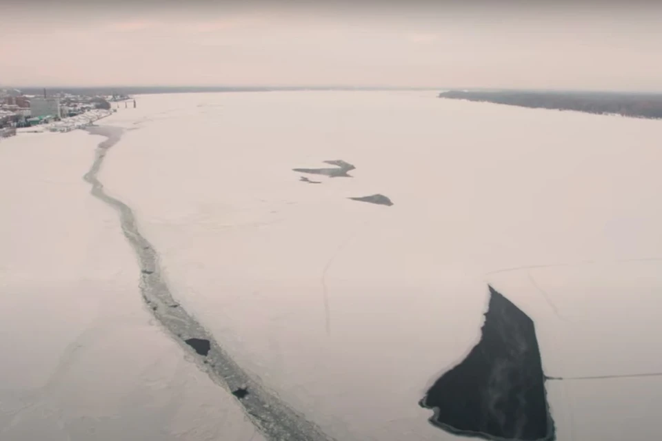 Волга полностью покрылась льдом.