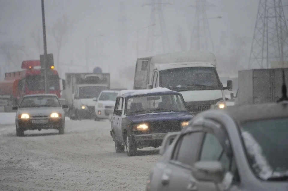 Автомобилистам рекомендуют быть внимательными на дорогах во время снегопада
