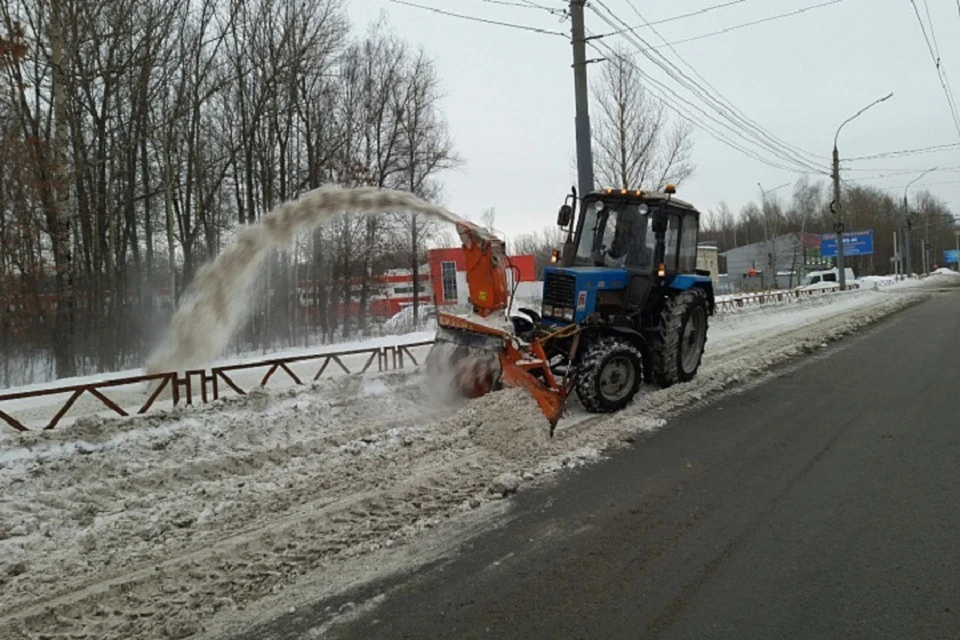 Убирать улицы Дзержинского и Красноперекопского районов Ярославля вышли тракторы с новыми навесными роторными установками.