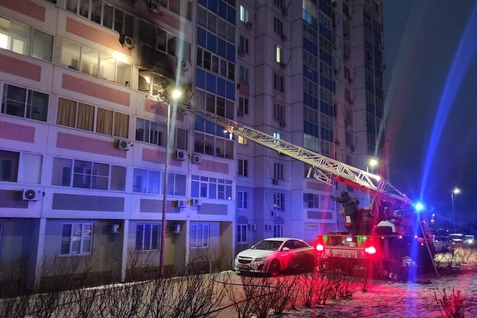 Возгорание на четвертом этаже тринадцатиэтажного дома в Суздальском переулке произошло в четверг в 06:54. Фото: МЧС по Ростовской области.