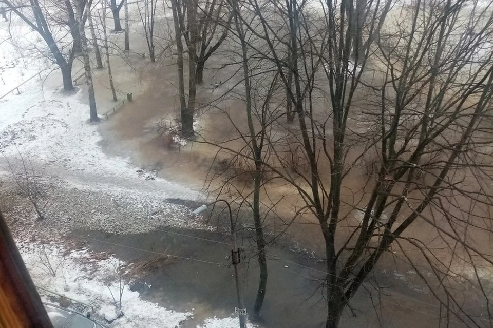 На улице Станкозаводской ликвидируют последствия утечки воды. Фото: пользователь соцсети «ВКонтакте» Сергей Кормош.