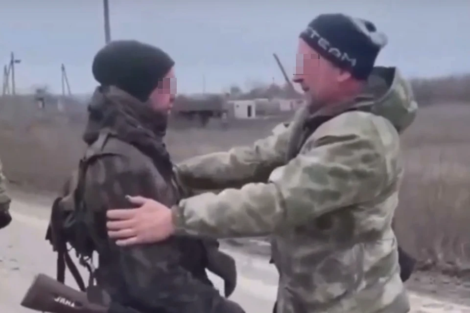 Отец приехал на фронт и воссоединился с мобилизованным сыном после трех месяцев разлуки. Фото: СОЦСЕТИ