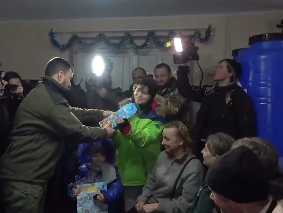 На встрече Глава Республики раздал подарки детям. Фото: кадр из видео АГ ДНР