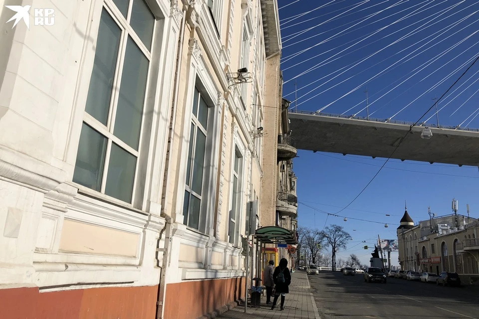 Лучше держаться подальше от зданий во Владивостоке.